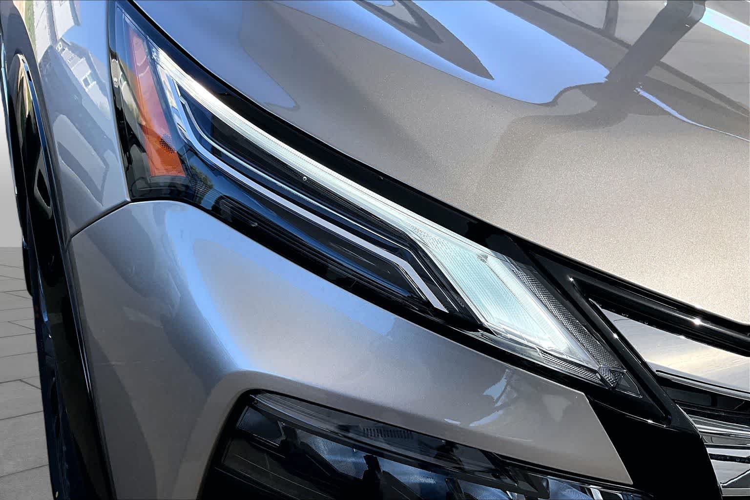 New 2026 Champagne Silver Metallic / Super Black Two-tone Nissan Platinum image 18