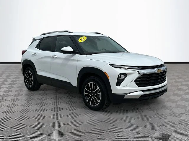 Used 2025 White Chevrolet LT image 3