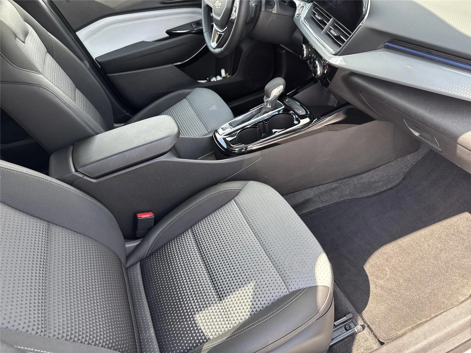 Used 2025 Summit White Chevrolet LT image 34