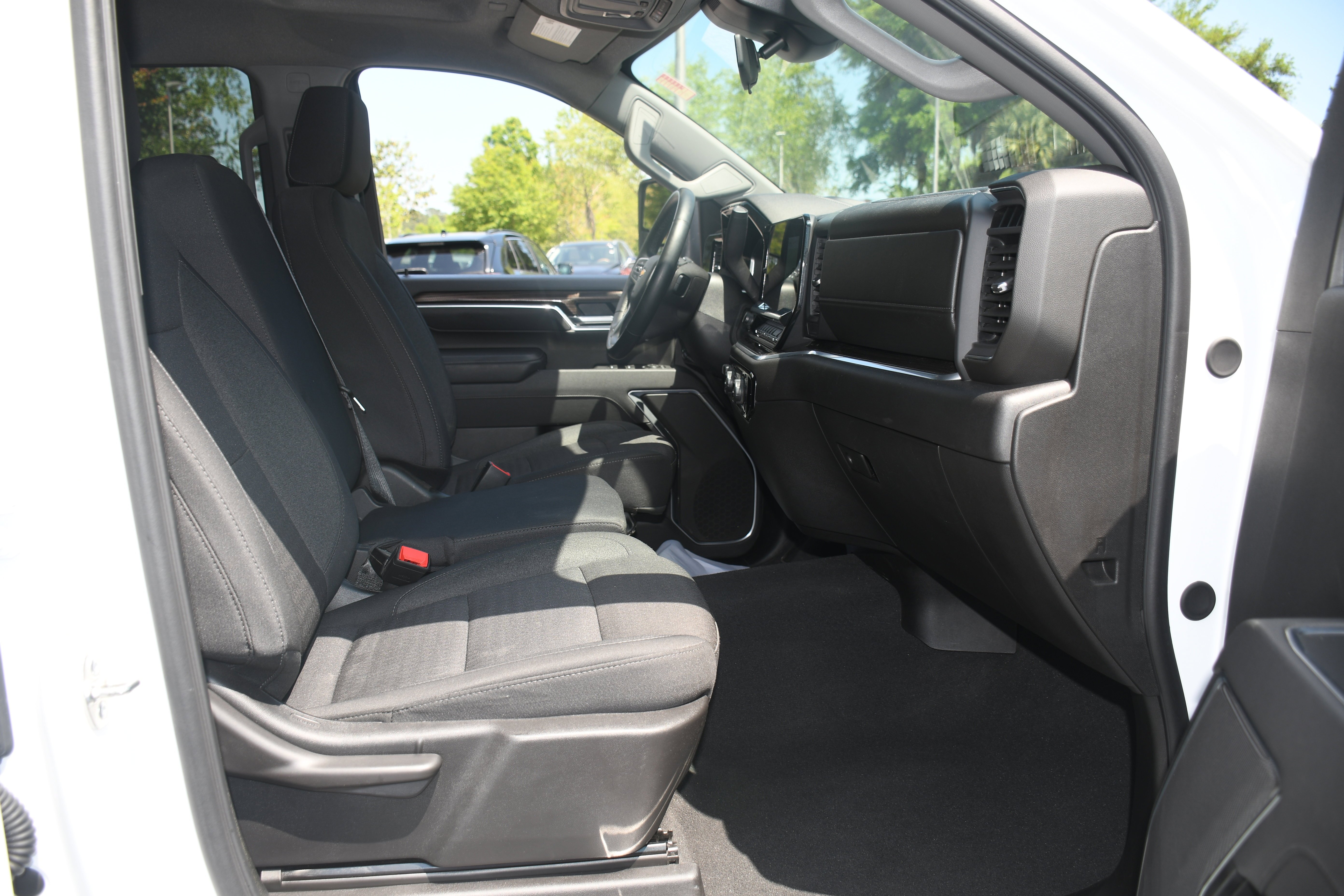 Used 2025 White Chevrolet LT image 19