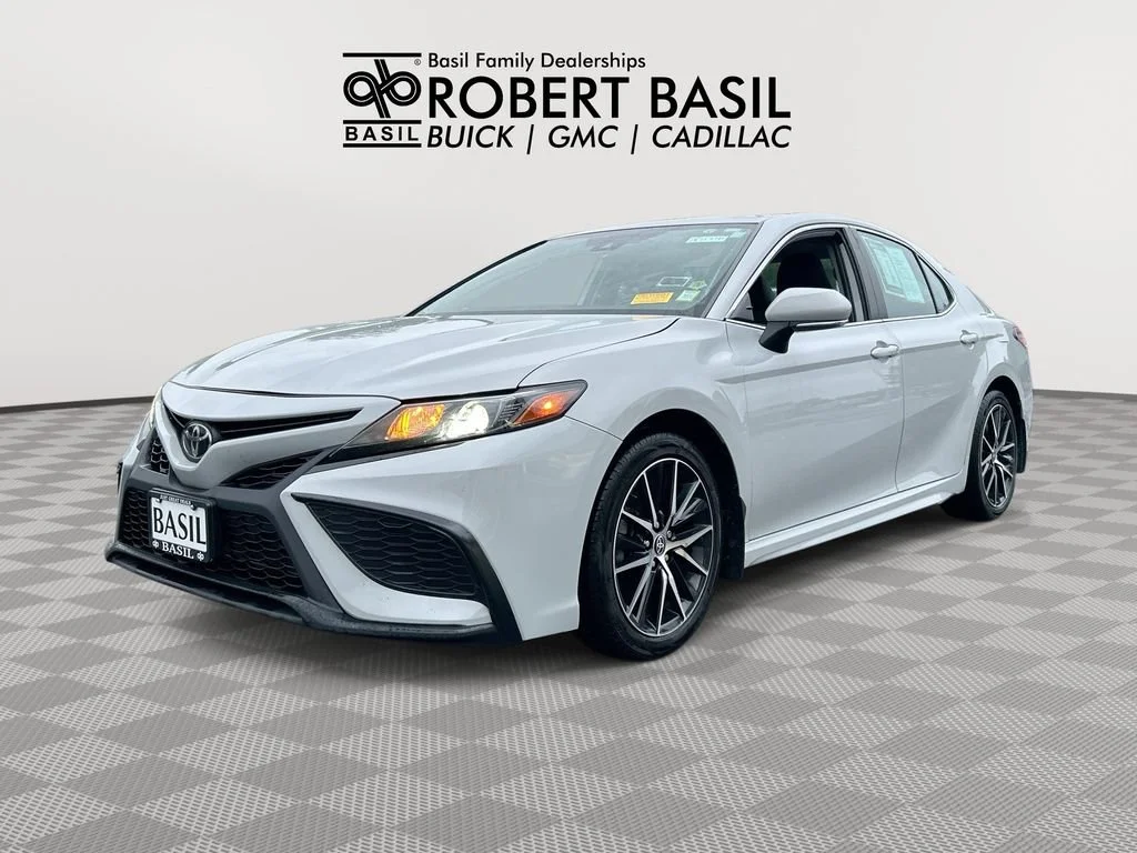 Used 2024  Toyota SE image 1