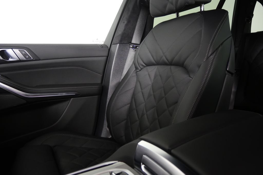 Used 2026 Skyscraper Grey Metallic BMW M60i image 23