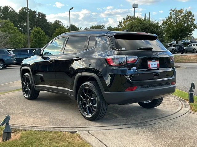 New 2026 Diamond Black Crystal Pearl-Coat Exterior Paint Jeep Latitude image 5