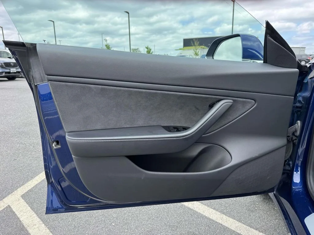 Used 2019  Tesla Standard Range Plus image 25
