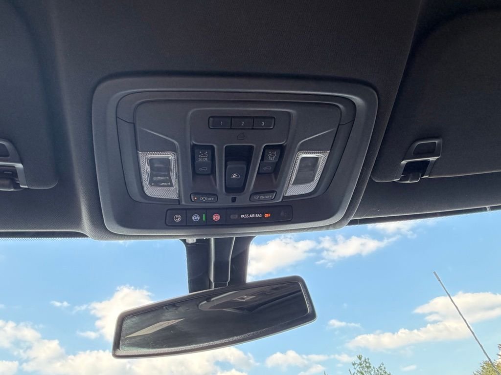 Used 2022 White GMC AT4 image 25