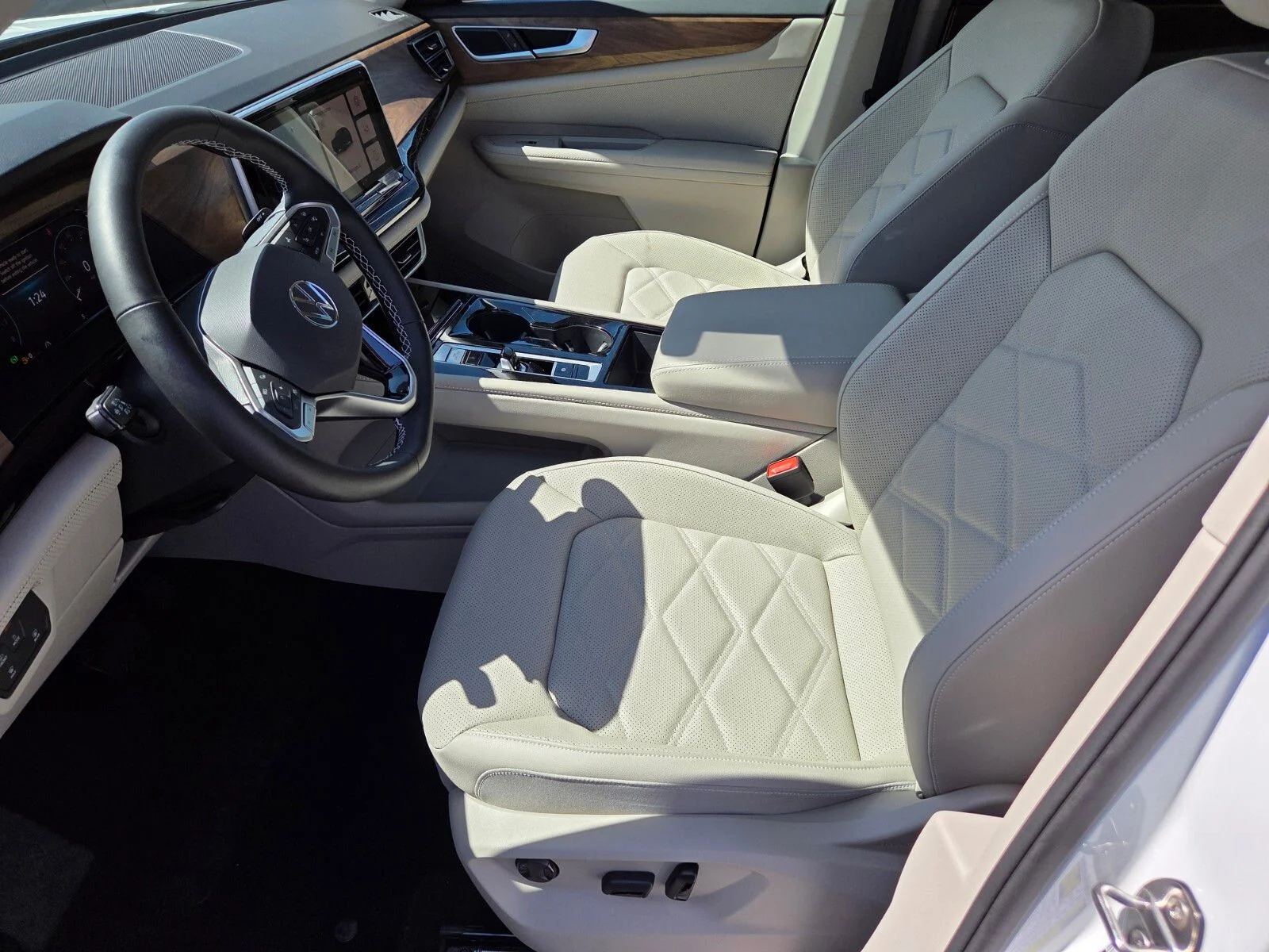 New 2026 White Volkswagen 2.0T SE w/Technology image 6