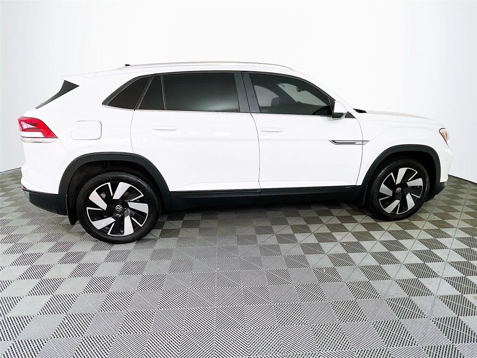 Used 2024 Pure White Volkswagen 2.0T SE w/Technology image 11