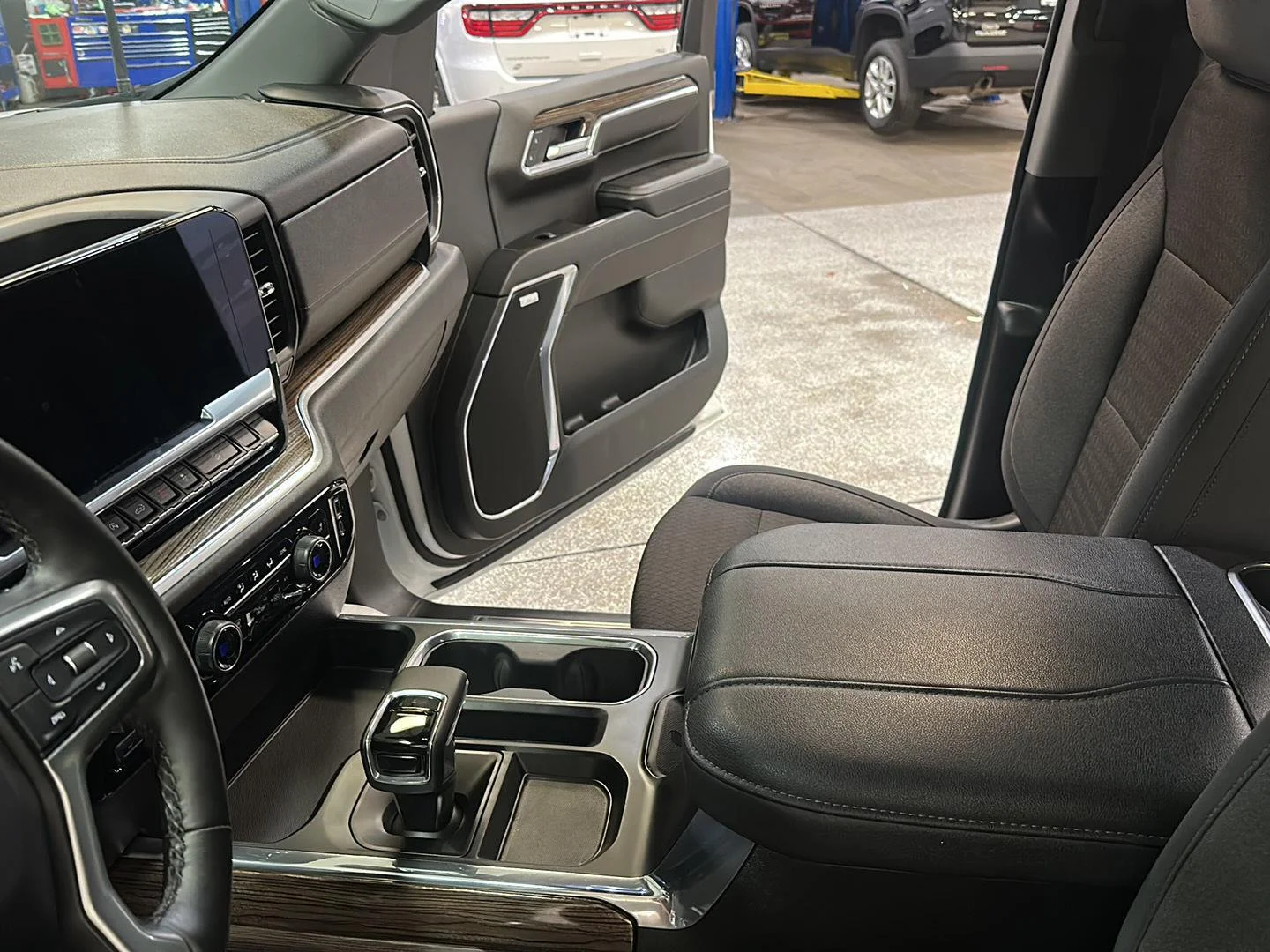 Used 2024 Summit White Chevrolet RST image 28