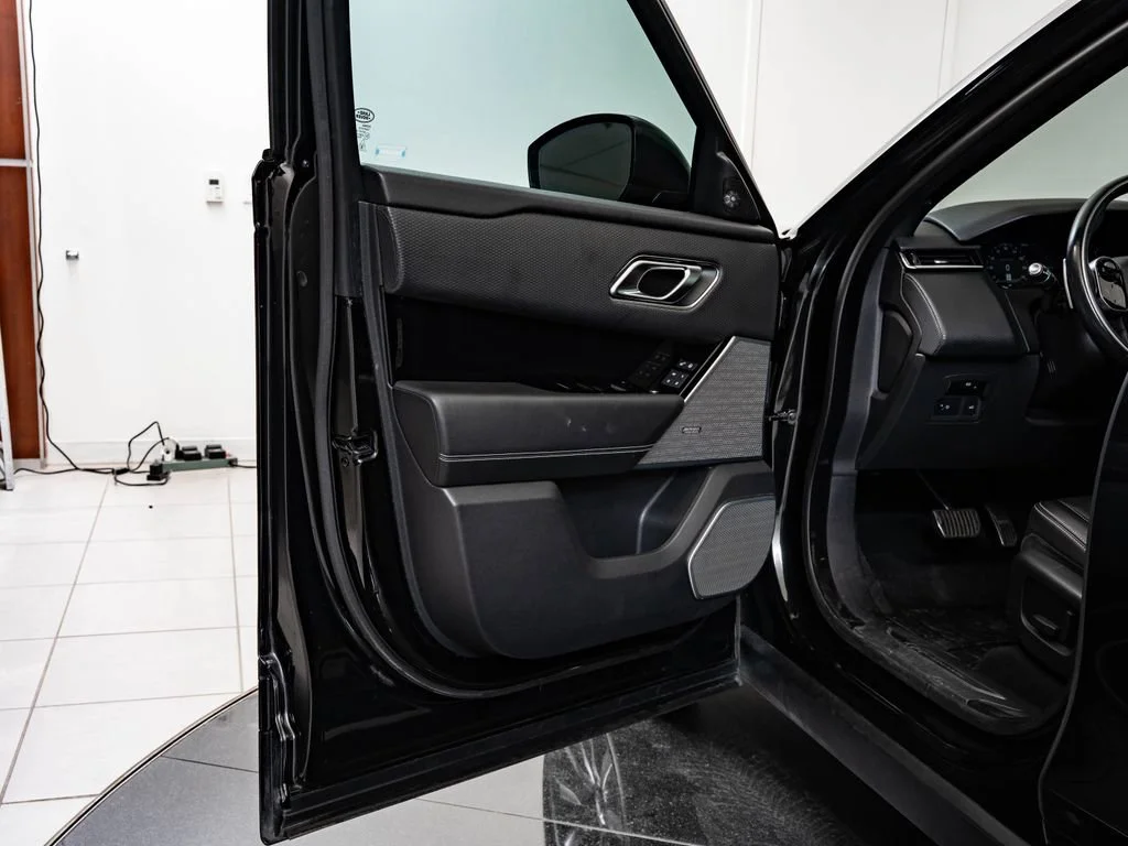 Used 2019 Santorini Black Metallic Land Rover R-Dynamic SE image 30