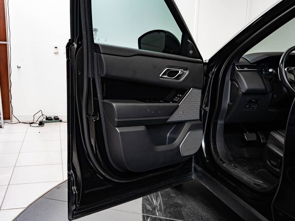 Used 2019 Santorini Black Metallic Land Rover R-Dynamic SE image 30