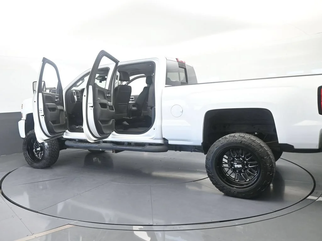 Used 2018 Summit White Chevrolet LTZ image 83