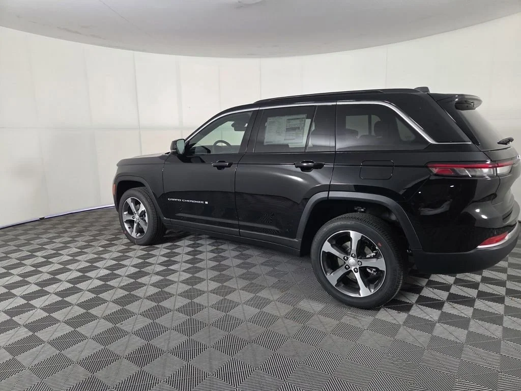New 2026 Diamond Black Crystal Pearl-Coat Exterior Paint Jeep Limited image 6