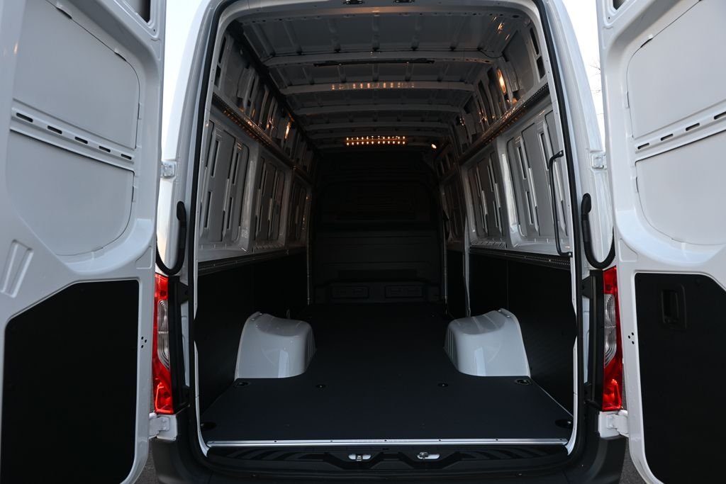 Used 2026 Arctic White Mercedes-Benz Cargo 170 WB image 27
