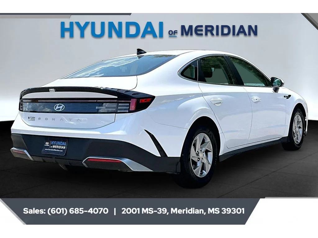Used 2025 Serenity White Hyundai SE image 11