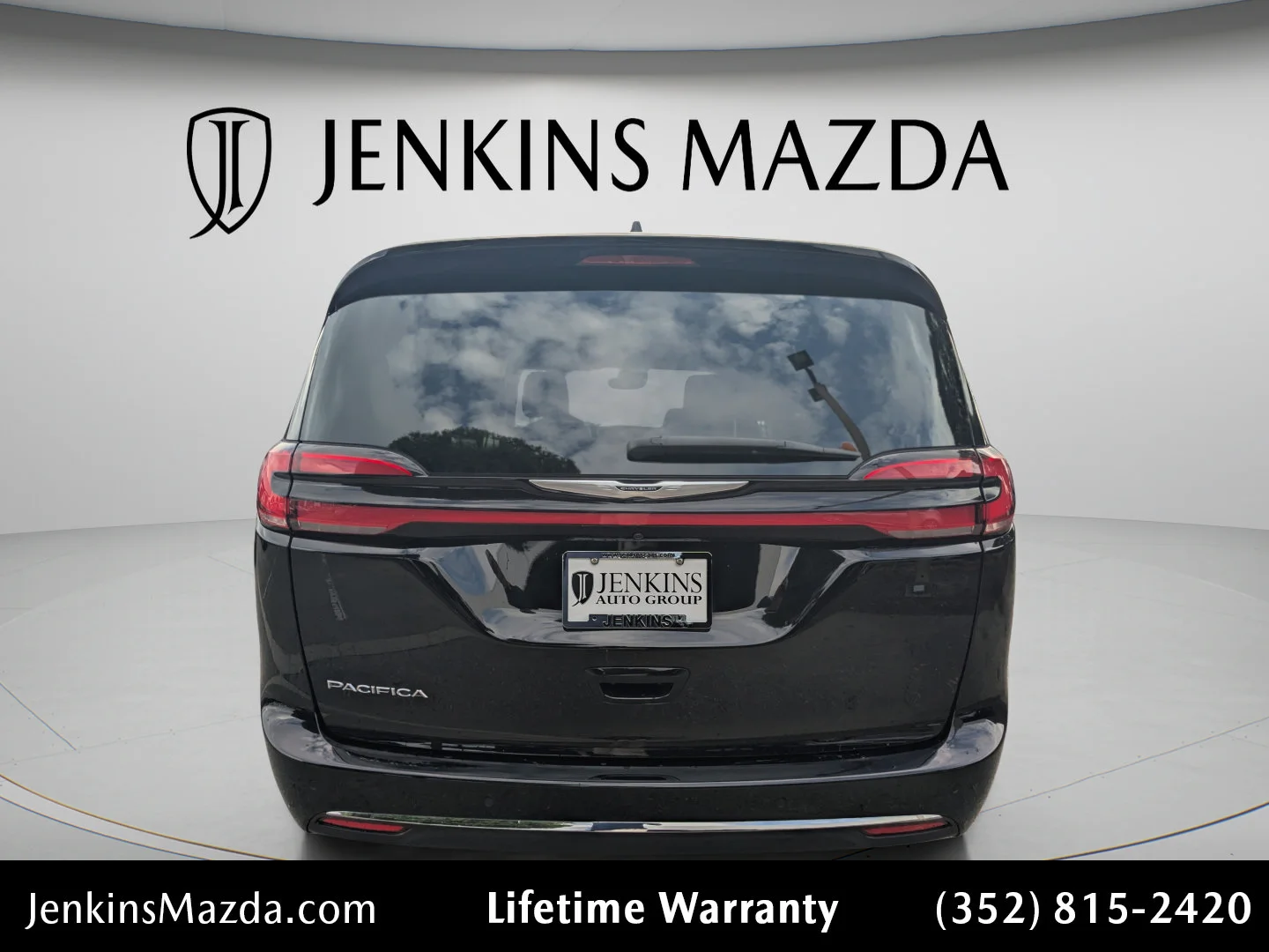 Used 2024 Diamond Black Crystal Pearlcoat Chrysler Touring L image 6