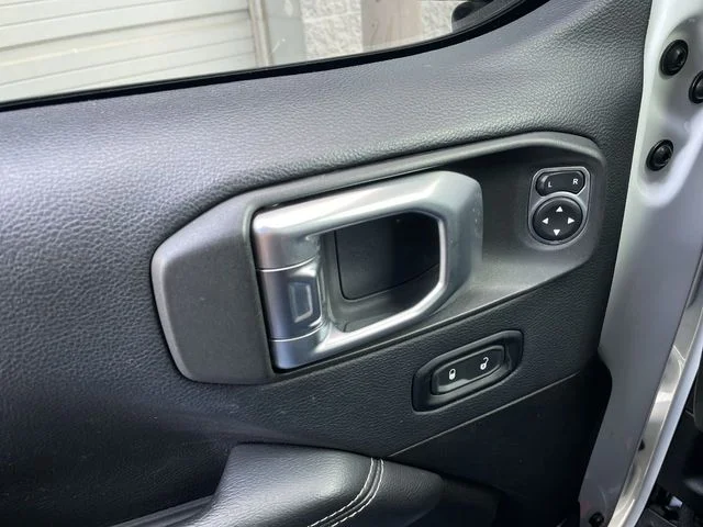 Used 2019 White Jeep Unlimited Sahara image 13