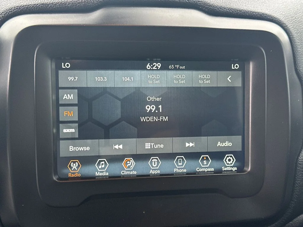 Used 2019 White Jeep Latitude image 27