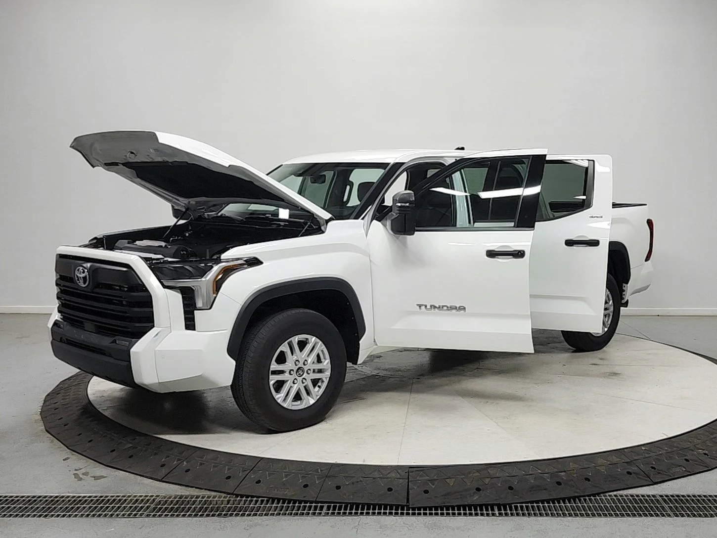 Used 2022 White Toyota SR5 image 11