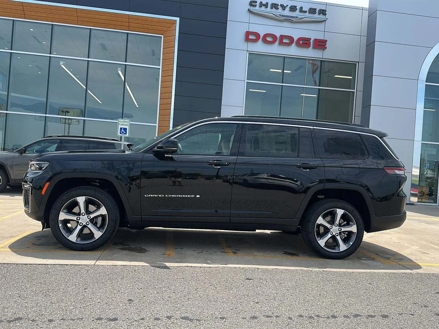 New 2026 Diamond Black Crystal Pearlcoat Jeep Limited image 2