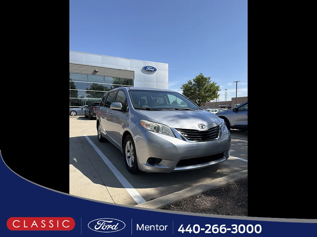 2017 Toyota Sienna LE V6 7-Passenger Access Seat's photo