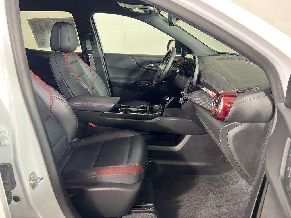 Used 2025 Pearl Chevrolet RS image 13