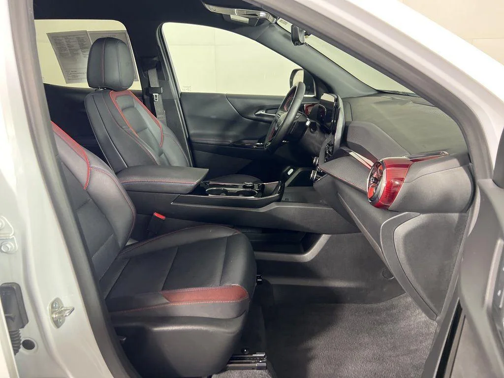Used 2025 Pearl Chevrolet RS image 13