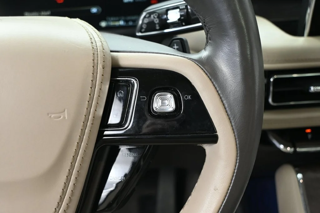 Used 2023 White Lincoln Reserve image 23