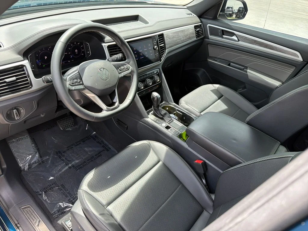 Used 2022  Volkswagen 2.0T SE w/Technology image 13