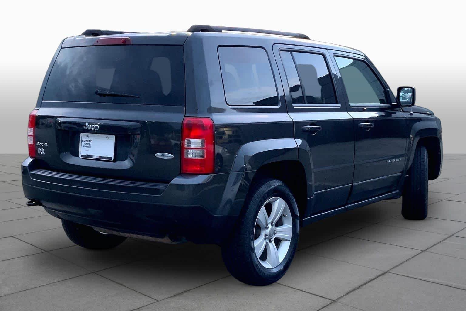 Used 2011 Dark Charcoal Pearl Jeep Latitude image 12
