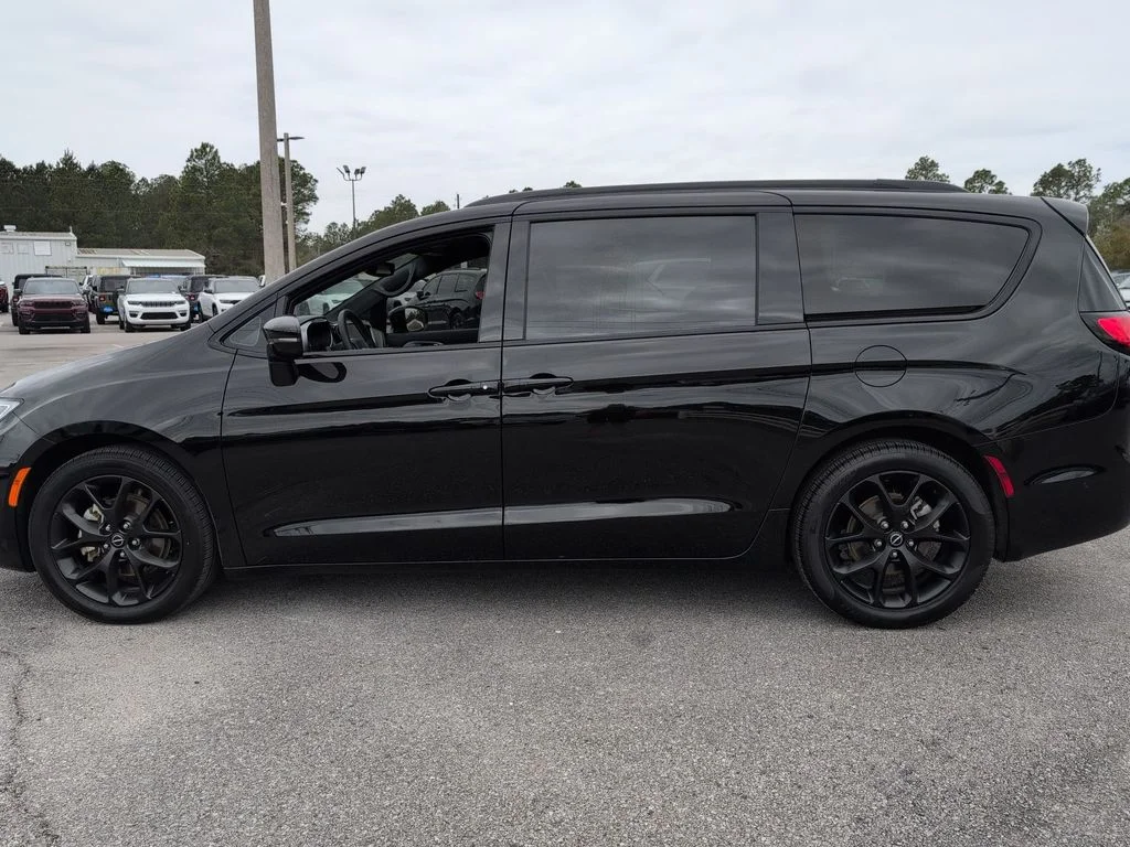 Used 2025 Black Chrysler Limited image 2