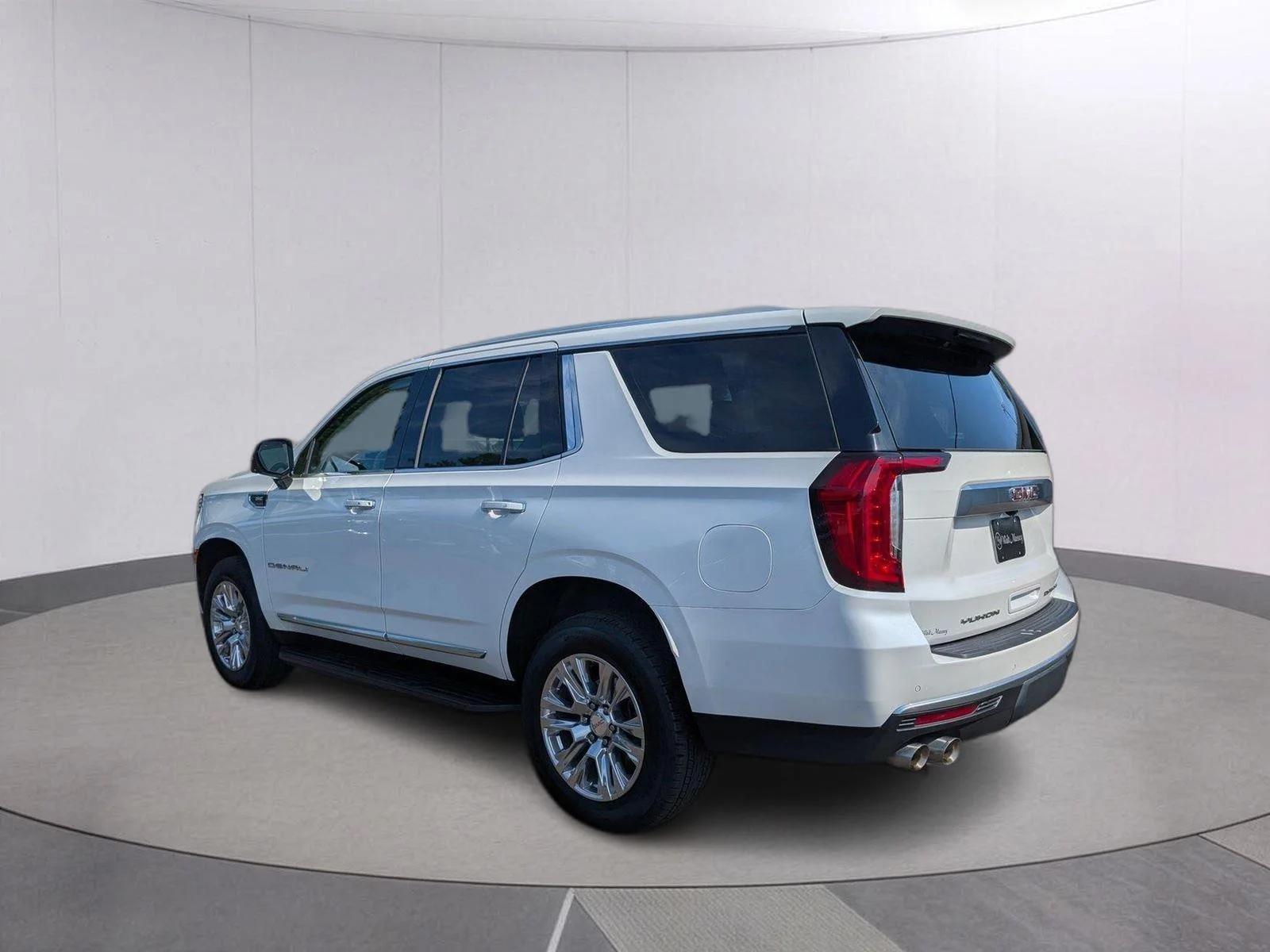 Used 2022 White Frost Tricoat GMC Denali image 3