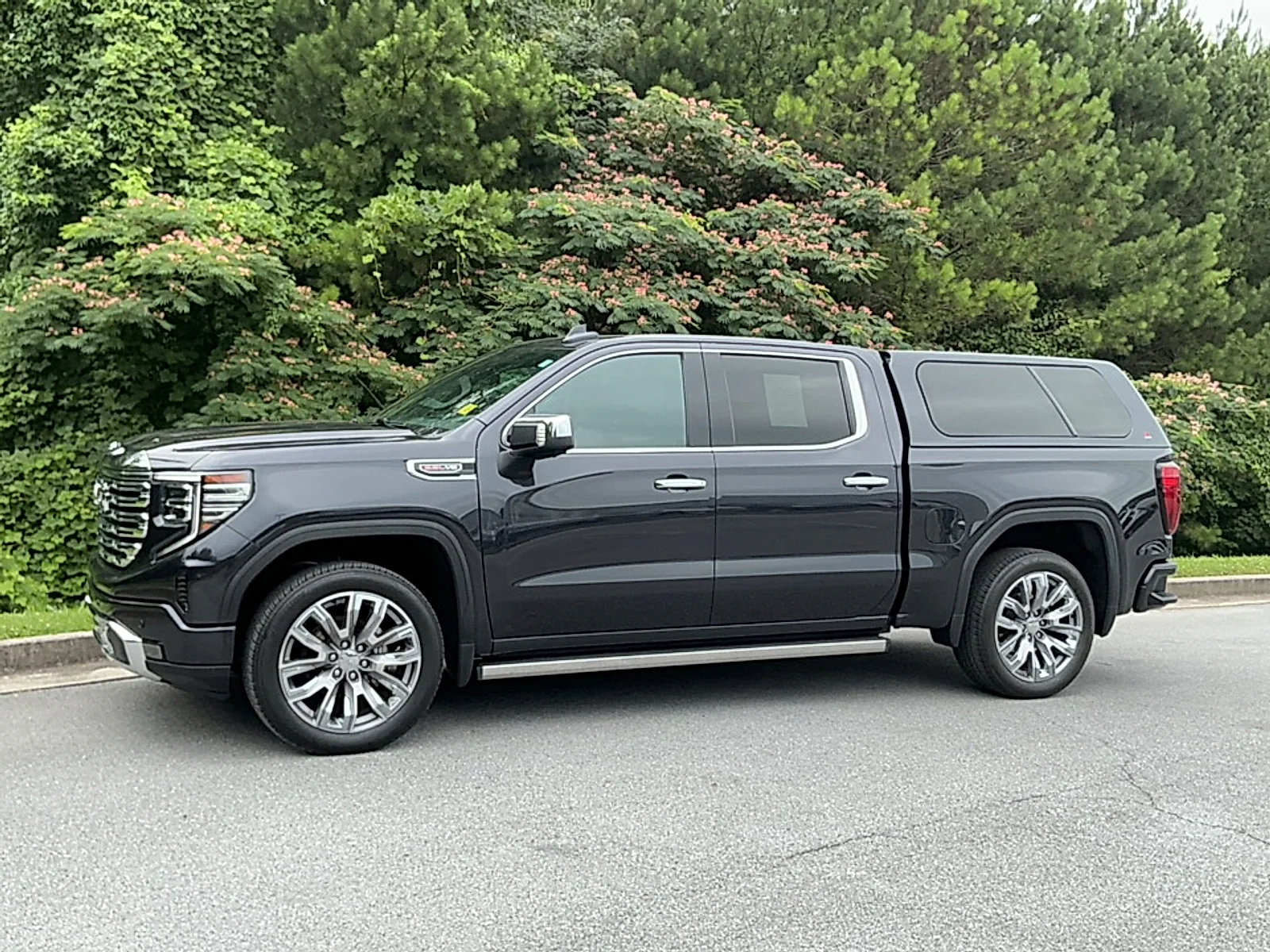 Used 2023 Titanium Rush Metallic GMC 4WD Crew Cab Short Box Denali image 4