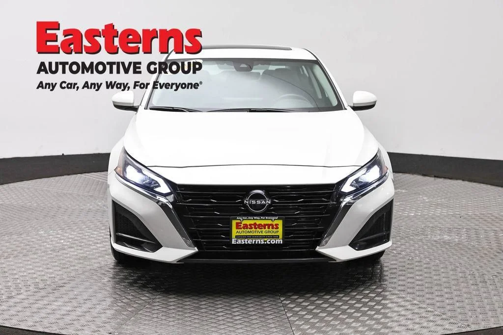 Used 2023 White Nissan 2.5 SV image 2