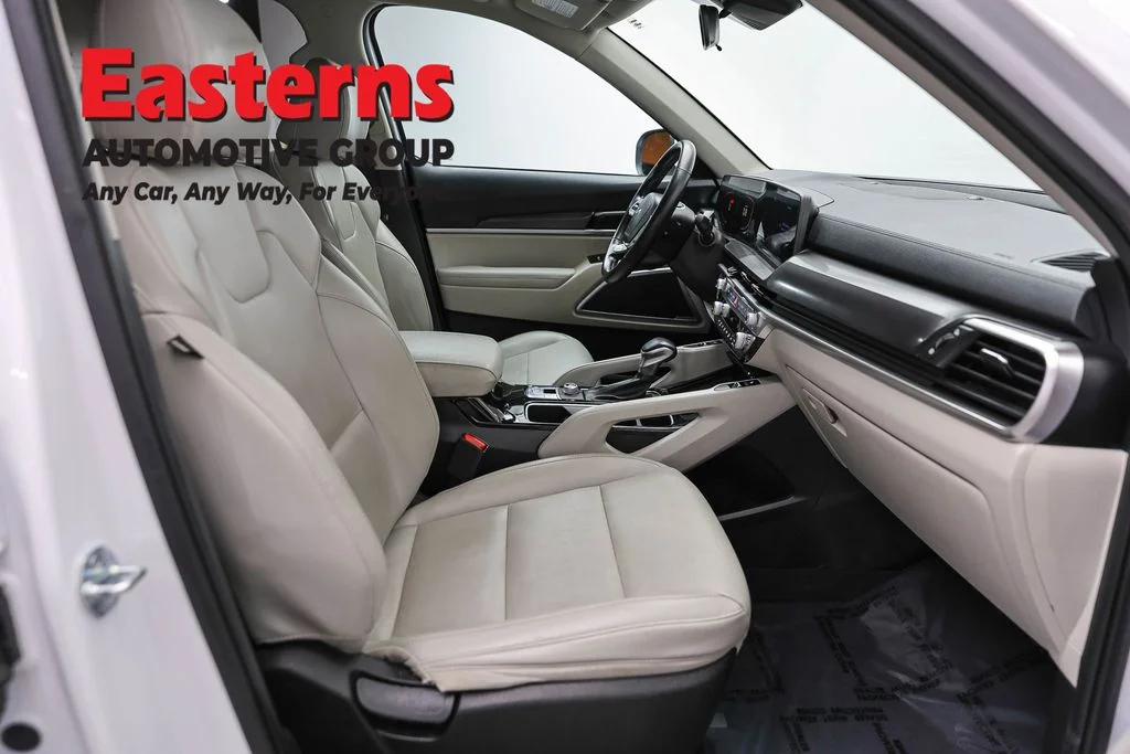 Used 2023 White Kia S image 25
