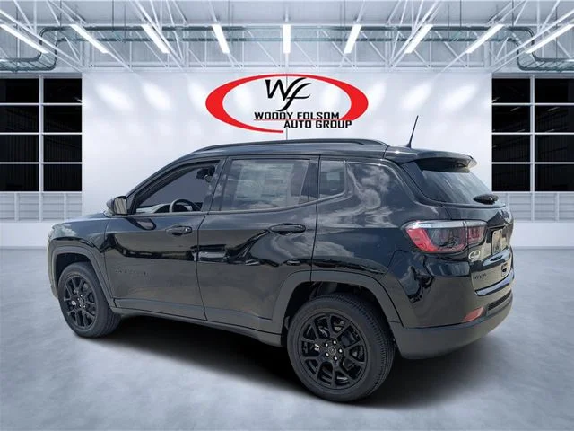 New 2026 Diamond Black Crystal Pearl-Coat Exterior Paint Jeep Latitude image 5