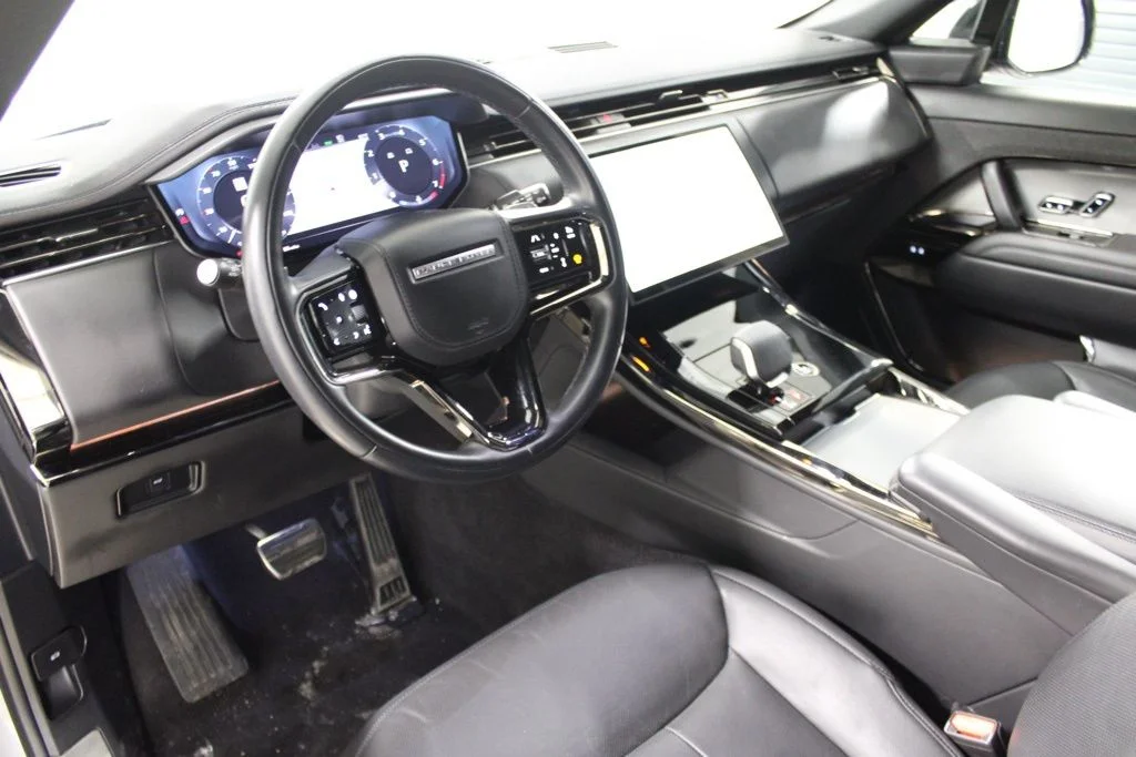 Used 2024  Land Rover Dynamic SE image 4