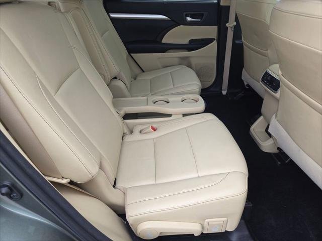 Certified Used 2017 ALUMINA JADE METAL Toyota  image 32