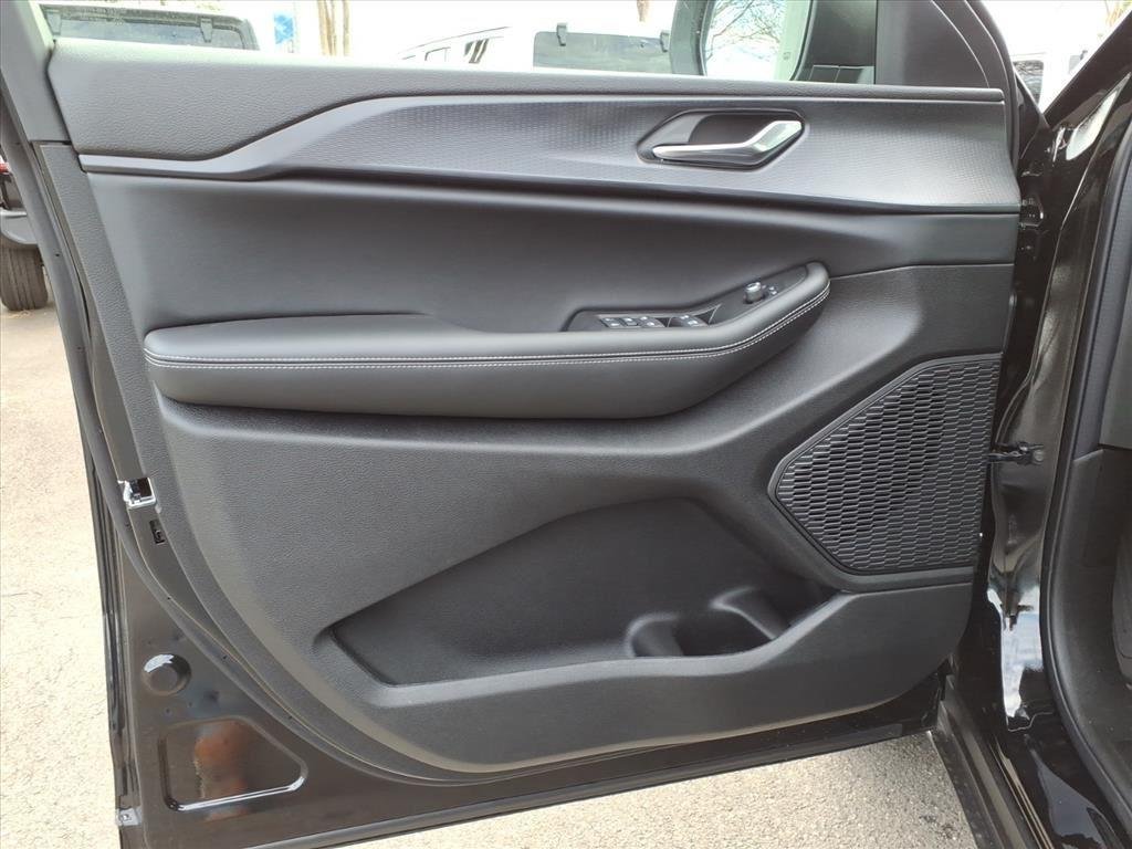 Used 2025 Diamond Black Crystal Pearlcoat Jeep Laredo image 4