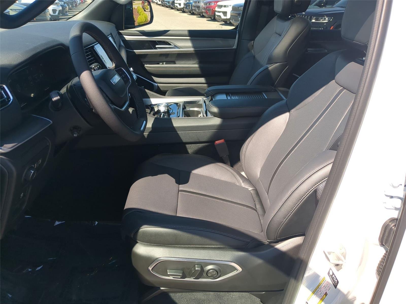 New 2026 Bright White Clear-Coat Exterior Paint Jeep Limited Altitude image 14