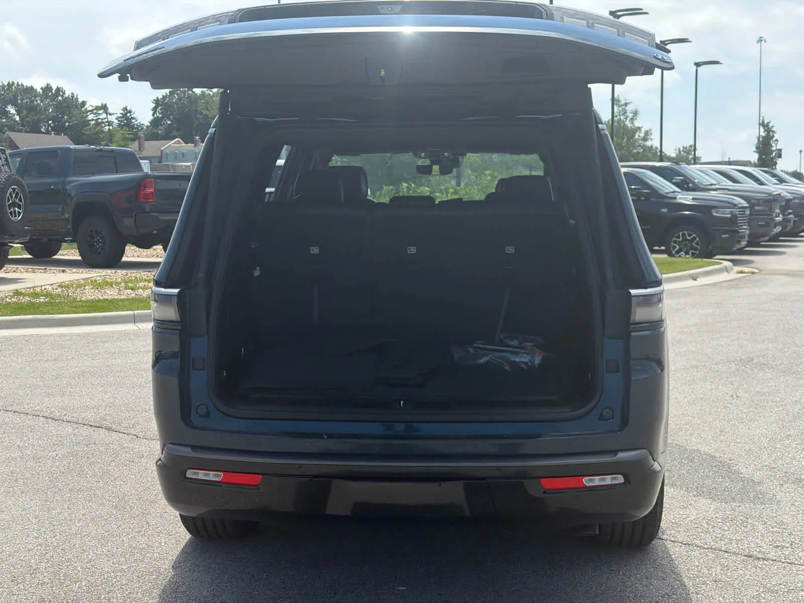 New 2026 Fathom Blue Pearl-Coat Exterior Paint (Late Availability) Jeep  image 8