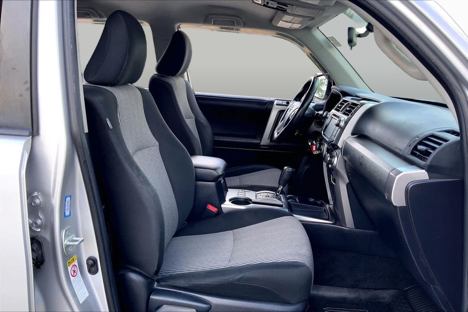 Used 2016 Classic Silver Metallic Toyota SR5 image 9
