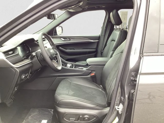 New 2026 Gray Metallic Jeep LAREDO ALTITUDE 4X4 image 10