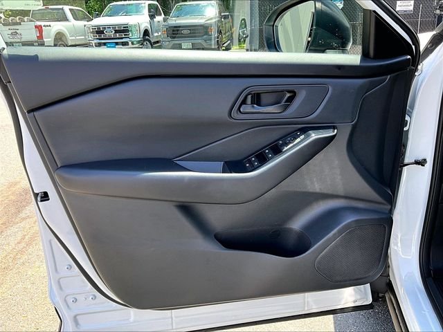 Used 2025 White Nissan S image 18