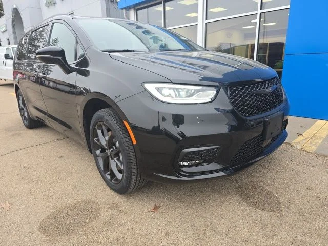 2026 Chrysler Pacifica Select AWD's photo