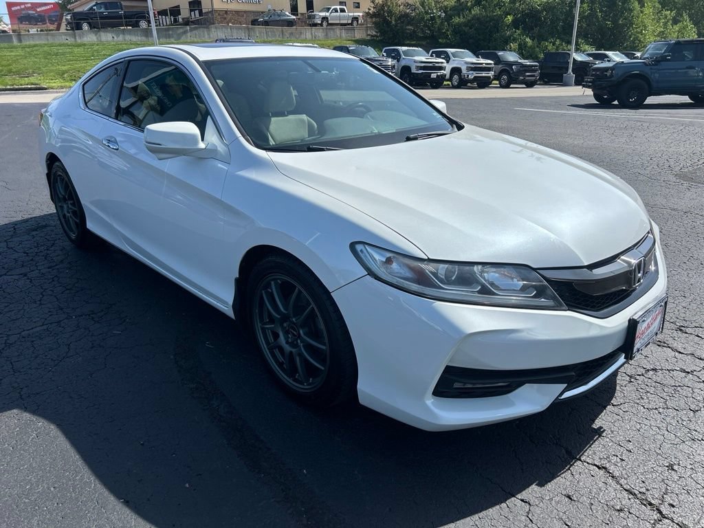 Used 2017 White Honda EX-L image 3