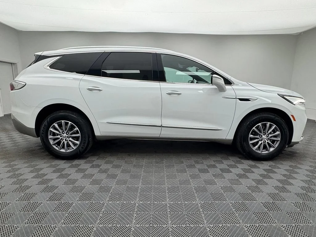 Used 2023 Summit White Buick Essence image 6