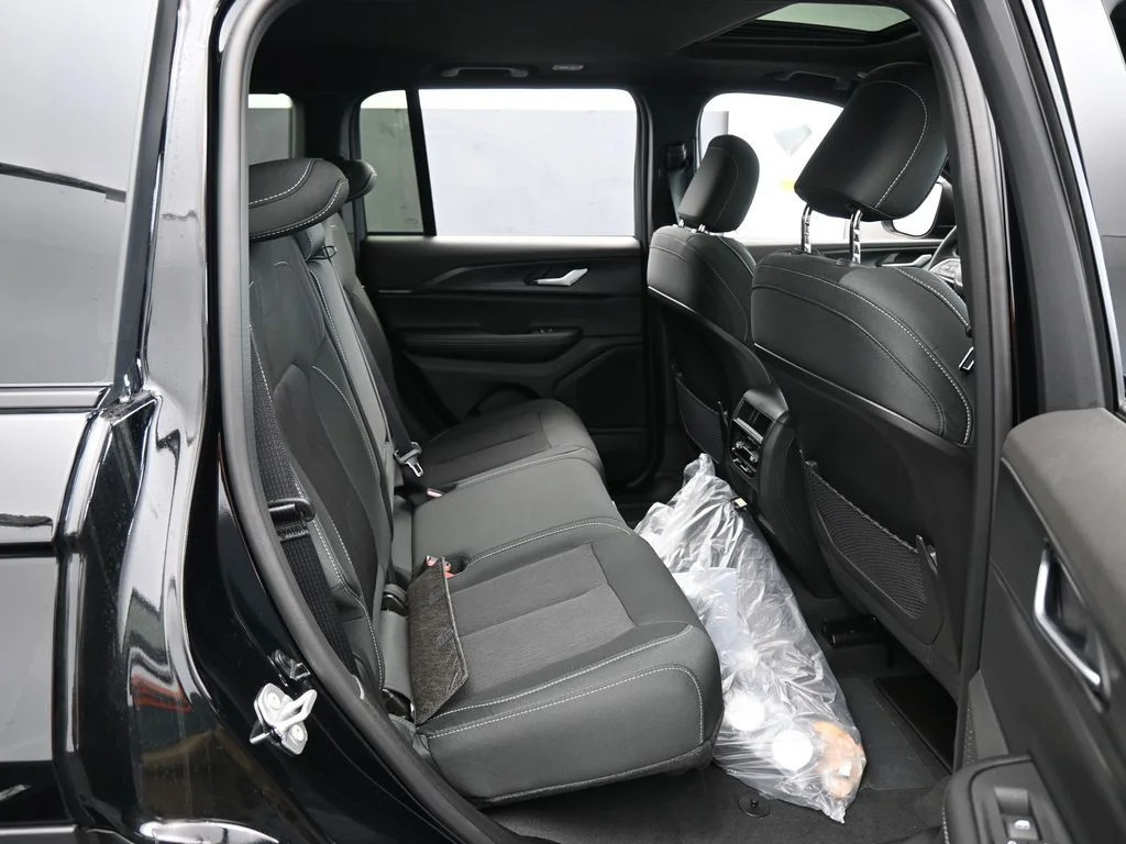 New 2026 Diamond Black Crystal Pearl-Coat Exterior Paint Jeep Laredo X image 35