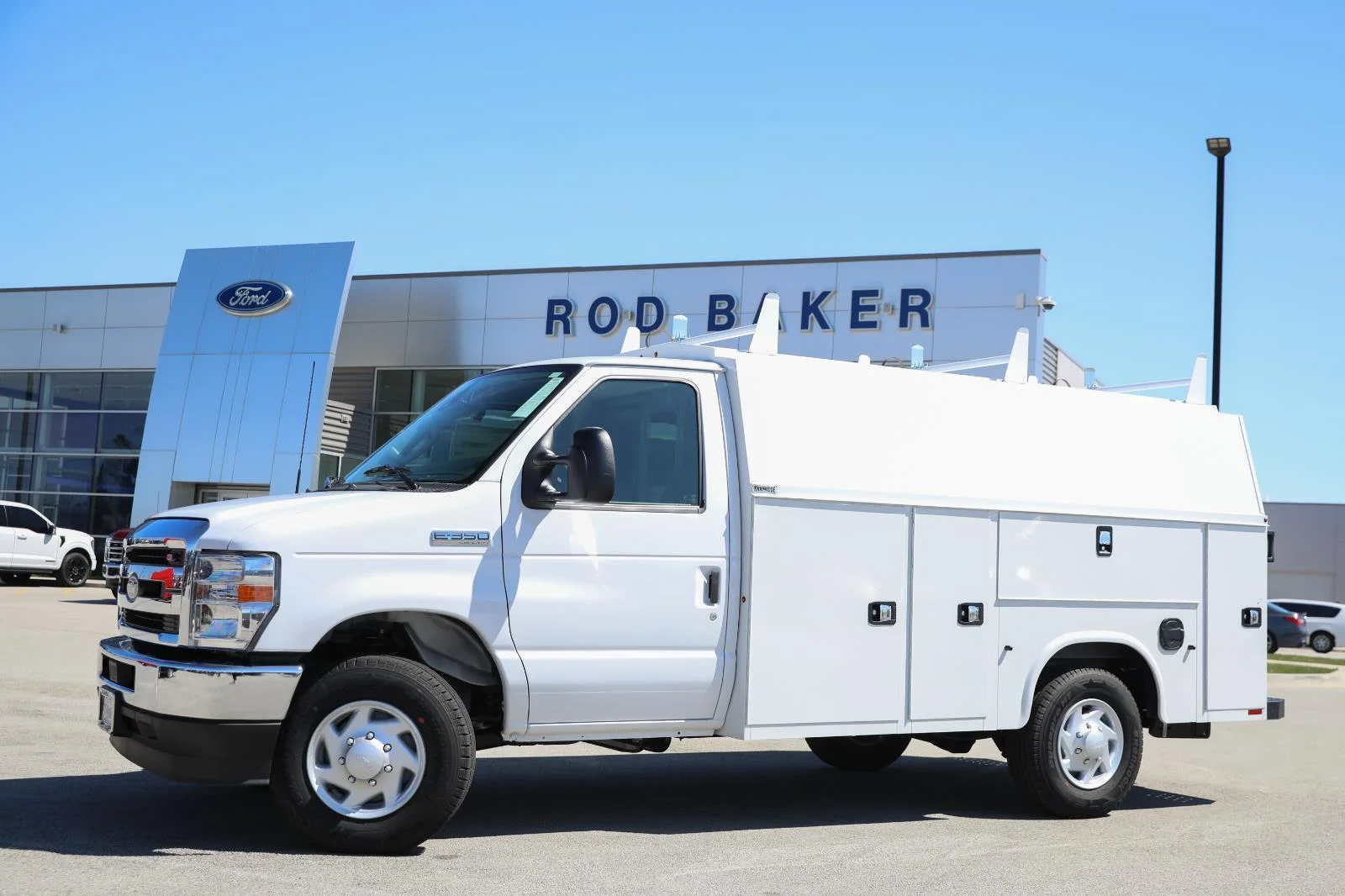 New 2026 Oxford White Ford E-350 SRW image 4