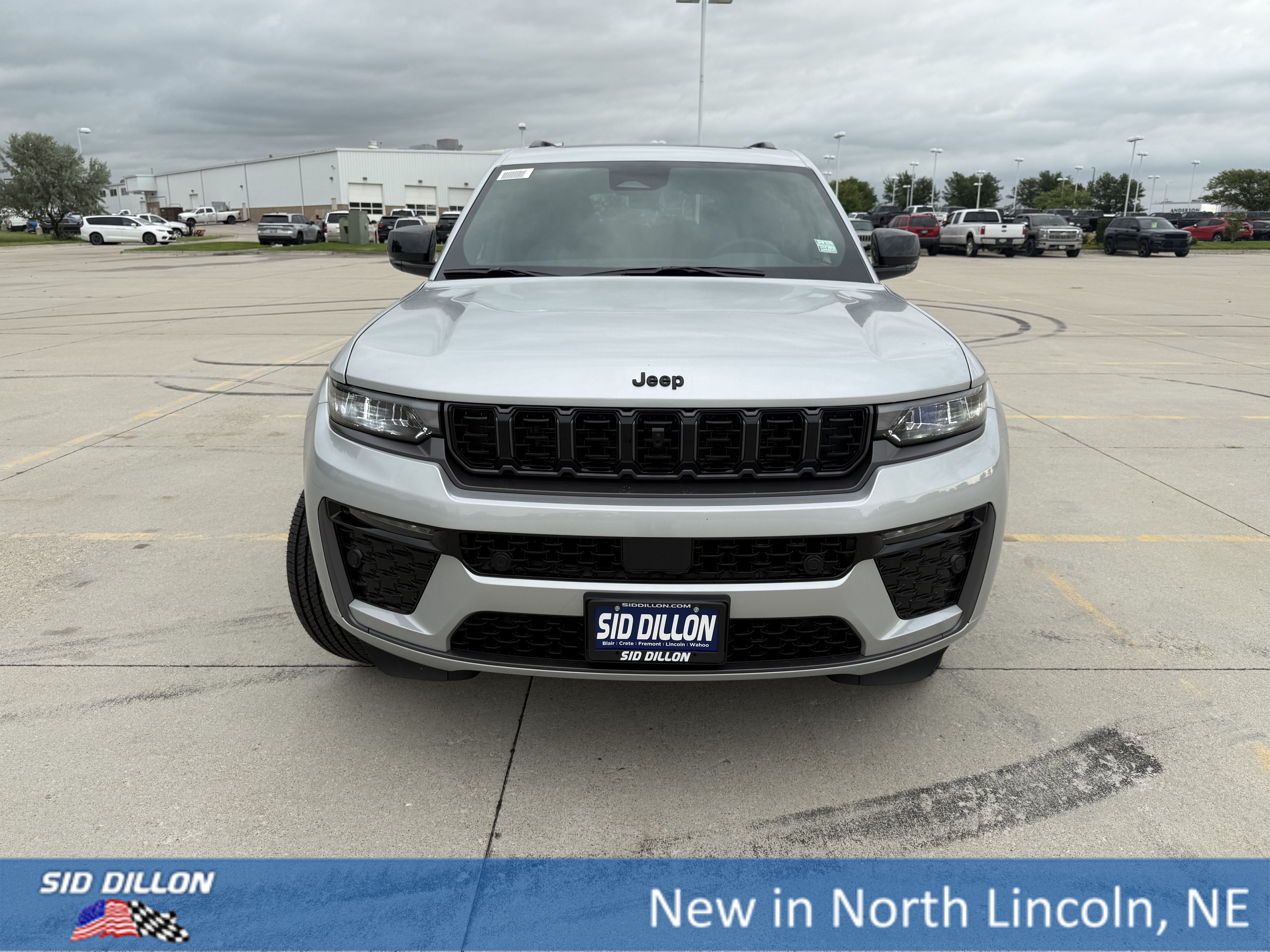 New 2026 Silver Zynith Exterior Paint Jeep Limited Reserve image 3