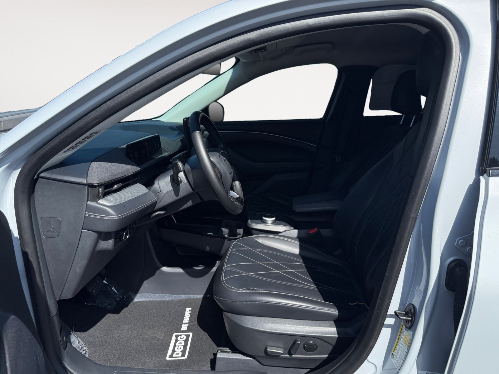 Used 2023 White Metallic Ford Select image 10